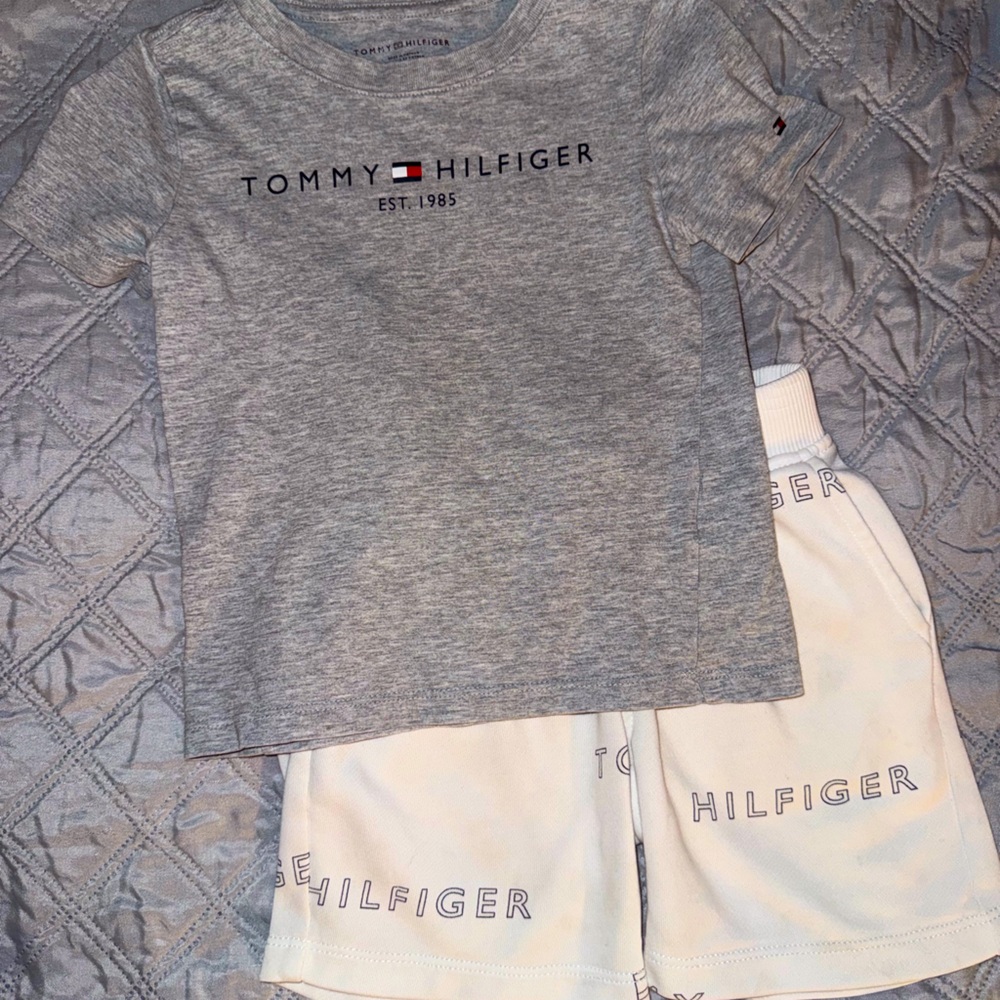 Tommy Hilfiger Boys matching T-shirt and shorts (age 2-3 years)